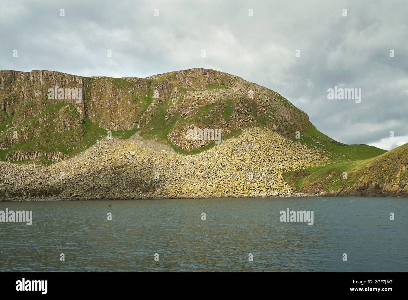 Les colonnes de basalte volcanique et de dolérite sur les falaises de Garbh Eilean dans les îles Shilantes. Banque D'Images