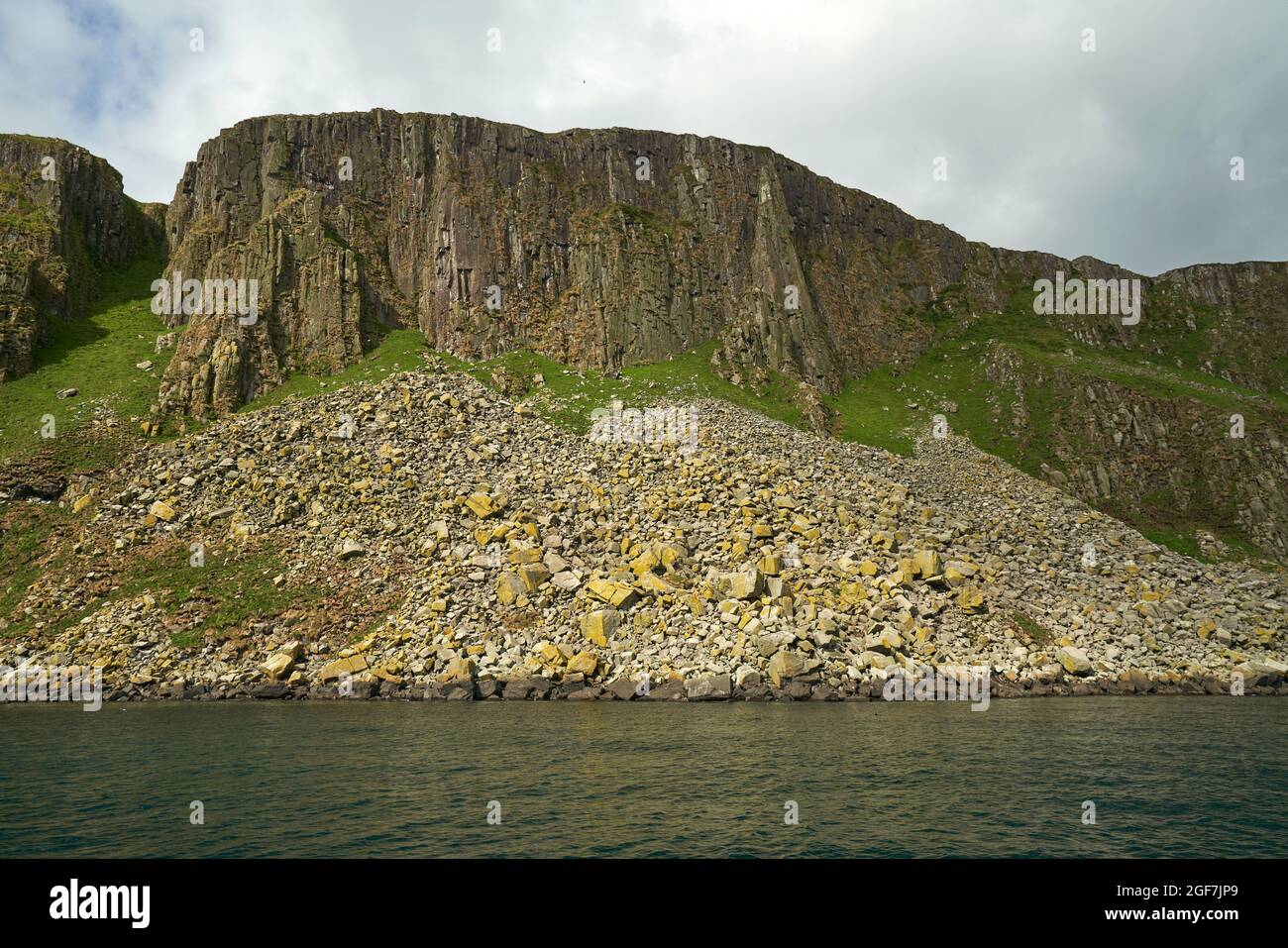 Les colonnes de basalte volcanique et de dolérite sur les falaises de Garbh Eilean dans les îles Shilantes. Banque D'Images