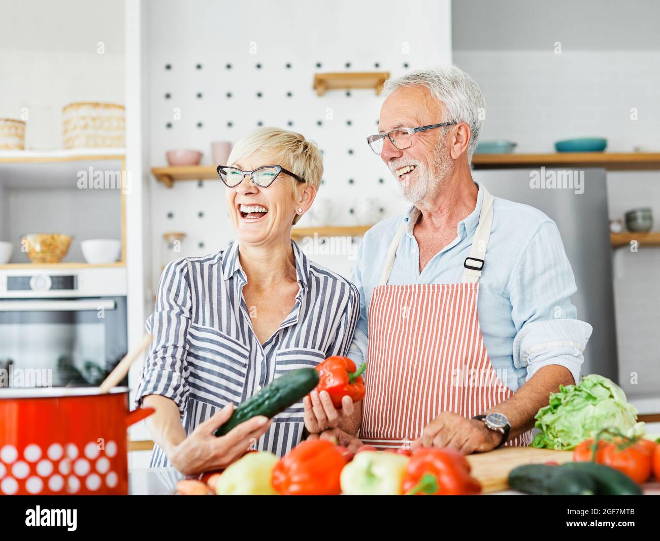 amour cuisine femme senior homme couple maison retraite heureux nourriture souriante mari femme ensemble personne Banque D'Images