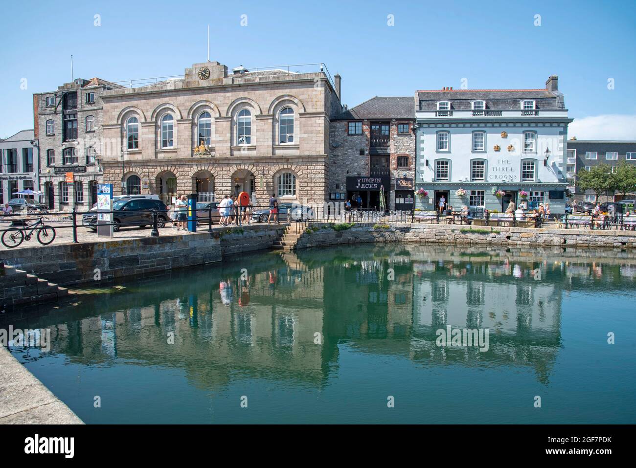 Plymouth, Devon, Angleterre, Royaume-Uni. 2021. Le port de Sutton dans le quartier Barbican de Plymouth, les bâtiments entourent le front de mer, y compris l'ancienne maison personnalisée. Banque D'Images