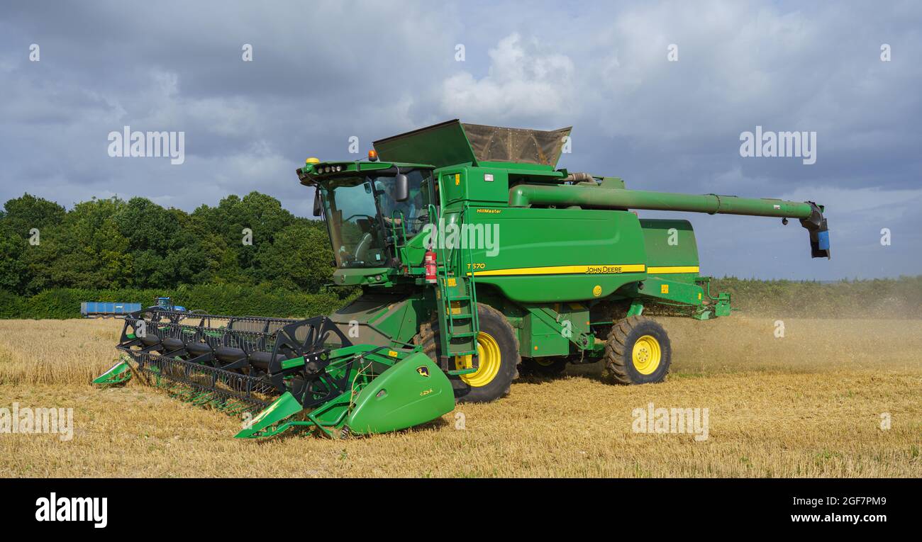 Une moissonneuse-batteuse John Deere Hillmaster T670 en action pour la  récolte de blé Photo Stock - Alamy