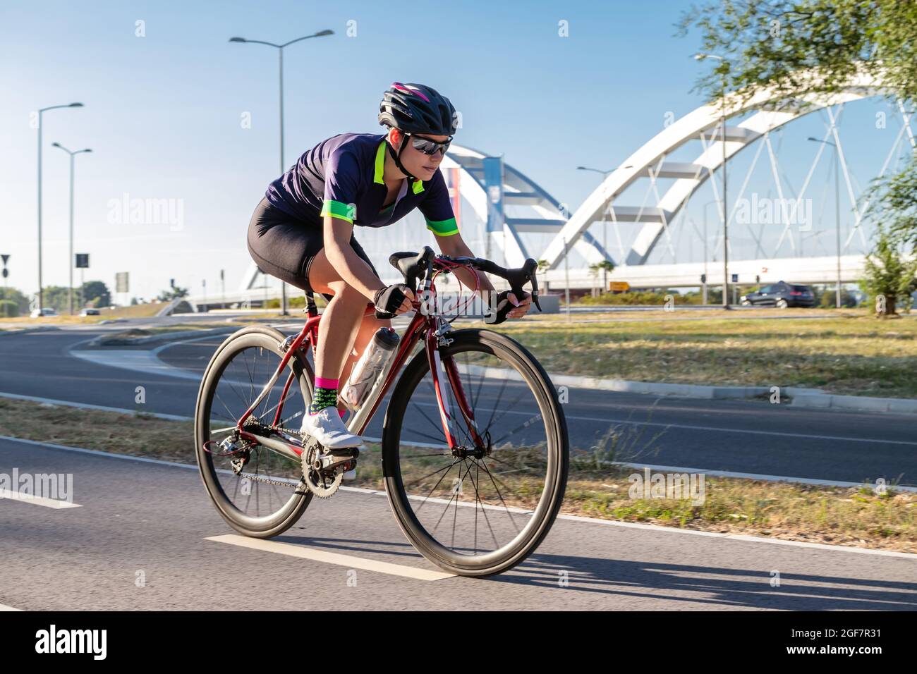 Cycliste en plein air. Sports femmes course cycliste. Course à grande  vitesse. Concept de mode de vie sain. Flou de mouvement Photo Stock - Alamy