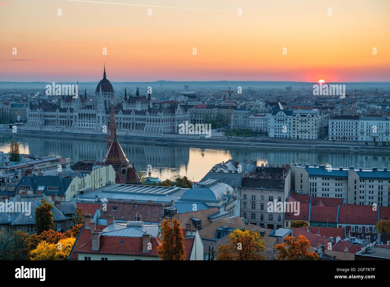 Budapest Hongrie, lever du soleil sur la ville au Parlement hongrois et sur le Danube avec saison des feuillages d'automne Banque D'Images