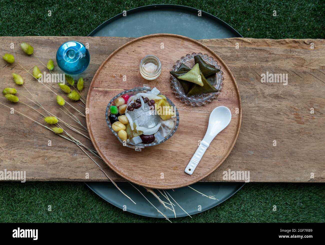 Le dessert sucré glacé traditionnel chinois est délicieux ici sont beaucoup de grains y compris les boules de patate douce, gelée de gazon, haricots rouges, ginkgo, boules de Taro, lot Banque D'Images