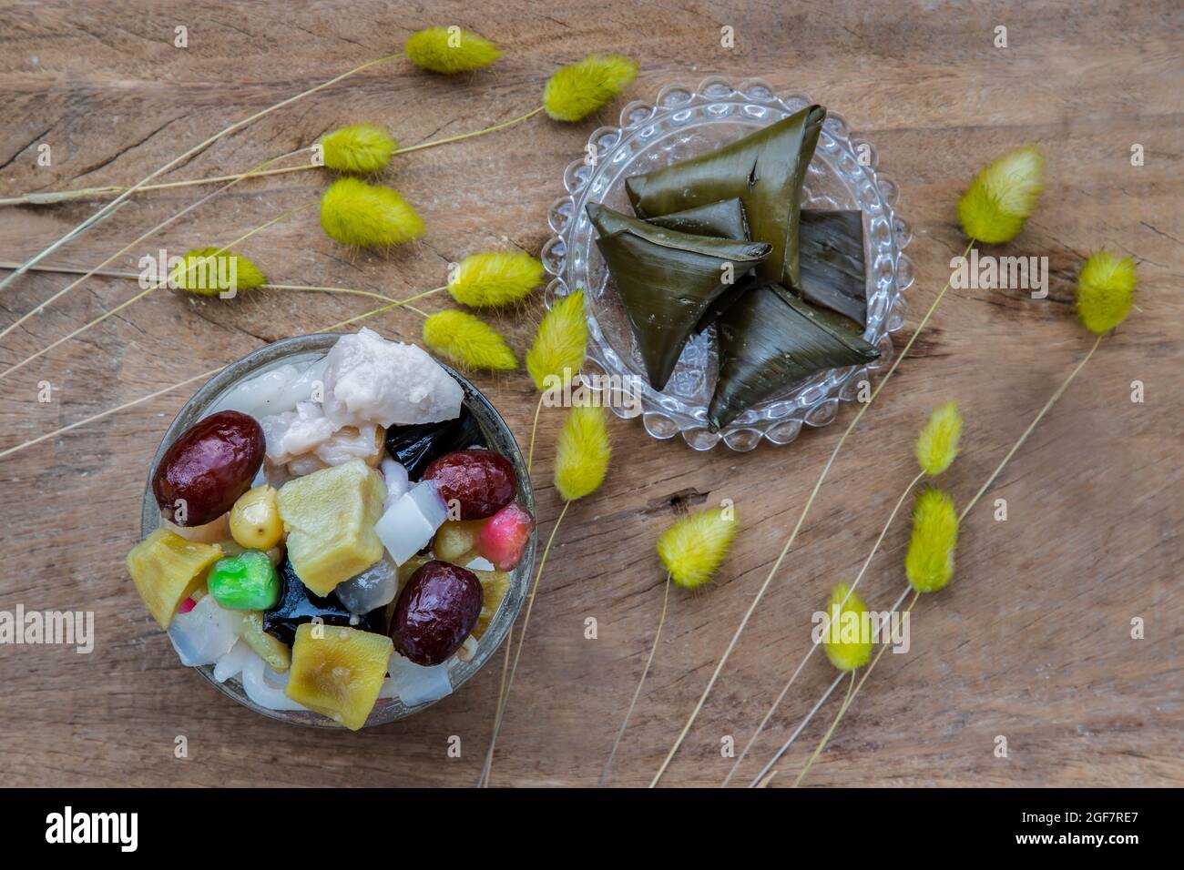 Le dessert sucré glacé traditionnel chinois est délicieux ici sont beaucoup de grains y compris les boules de patate douce, gelée de gazon, haricots rouges, ginkgo, boules de Taro, lot Banque D'Images