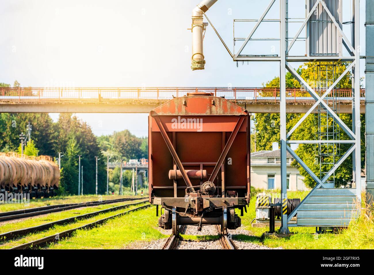 Chargement des wagons de chemin de fer avec le grain à l'élévateur de grain. Banque D'Images