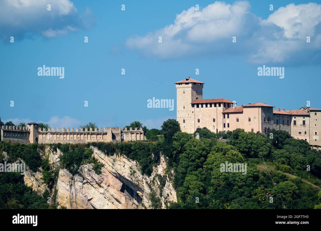 Rocca di Angera, château médiéval du lac majeur.Italie Banque D'Images