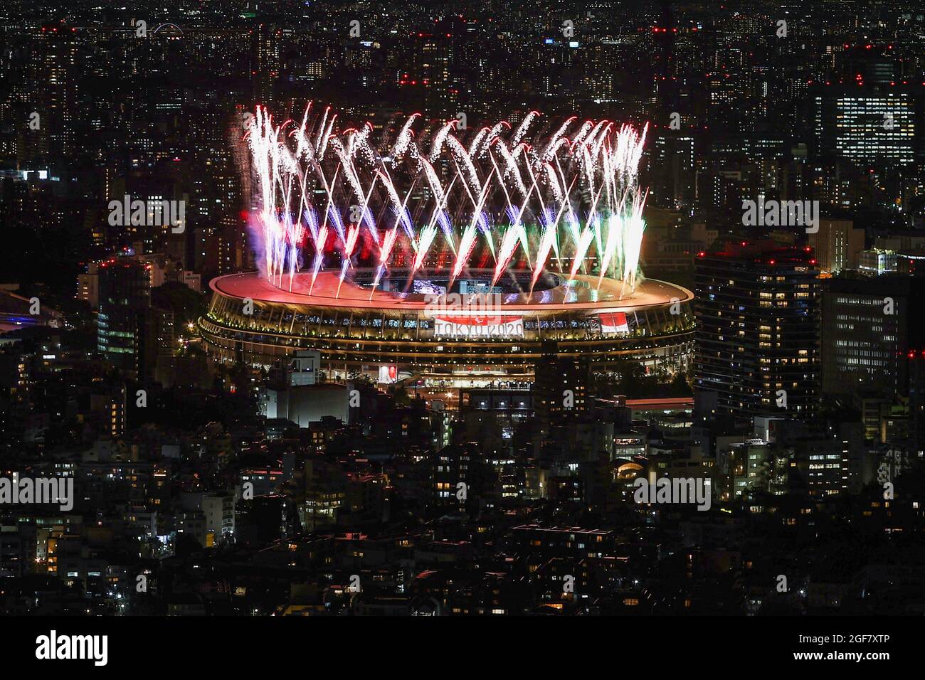 Tokyo, Japon. 24 août 2021. Les feux d'artifice au-dessus du stade olympique lors de la cérémonie d'ouverture des Jeux paralympiques de Tokyo de 2020 sont visibles à partir de Shibuya Sky à Tokyo, au Japon, le 24 août 2021. Credit: Du Xiaoyi/Xinhua/Alay Live News Banque D'Images
