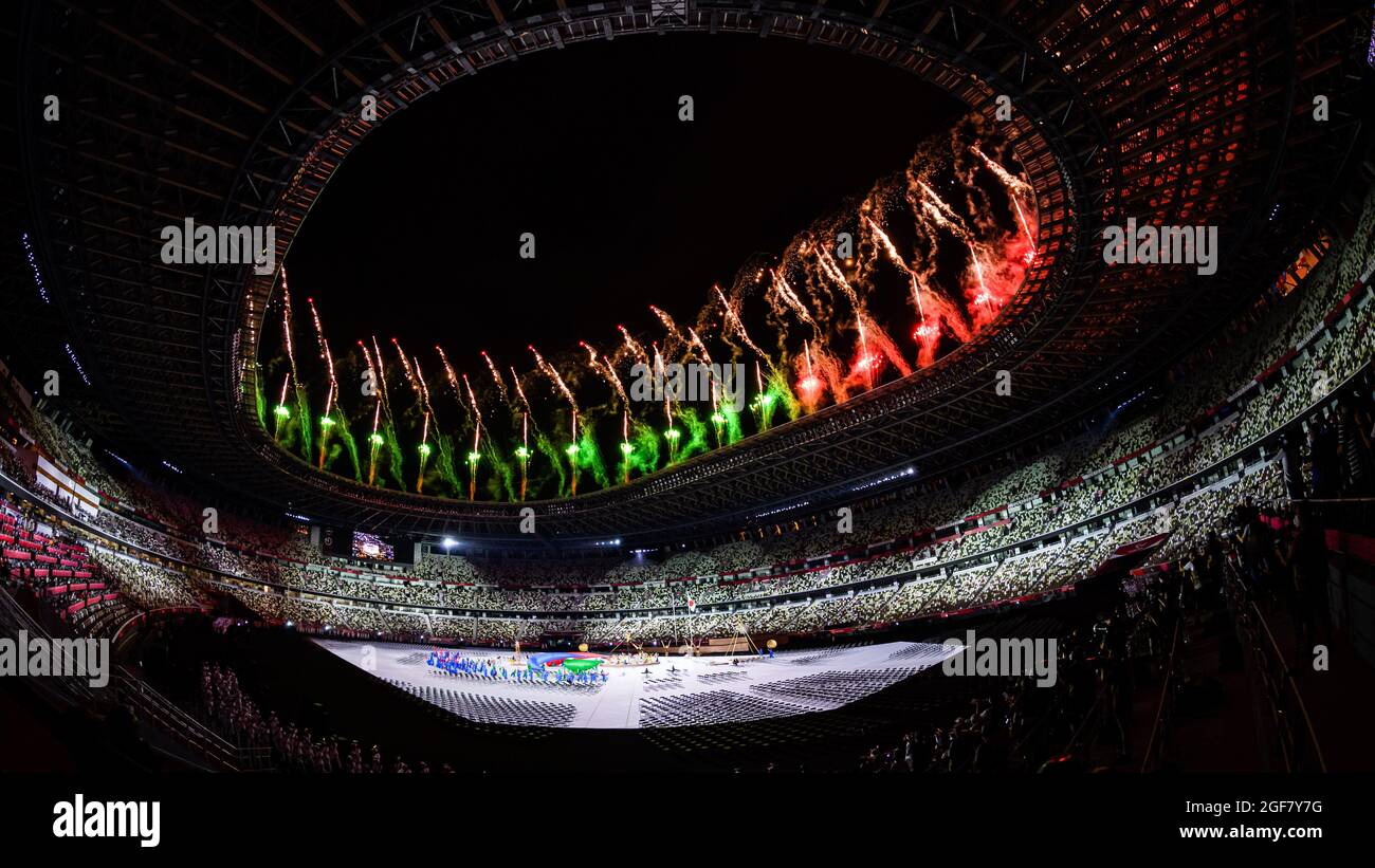TOKYO, JAPON. 24 août 2021. Le feu d'artifice lors de la cérémonie d'ouverture des Jeux paralympiques de Tokyo en 2020 au stade olympique le mardi 24 août 2021 à TOKYO, AU JAPON. Credit: Taka G Wu/Alay Live News Banque D'Images