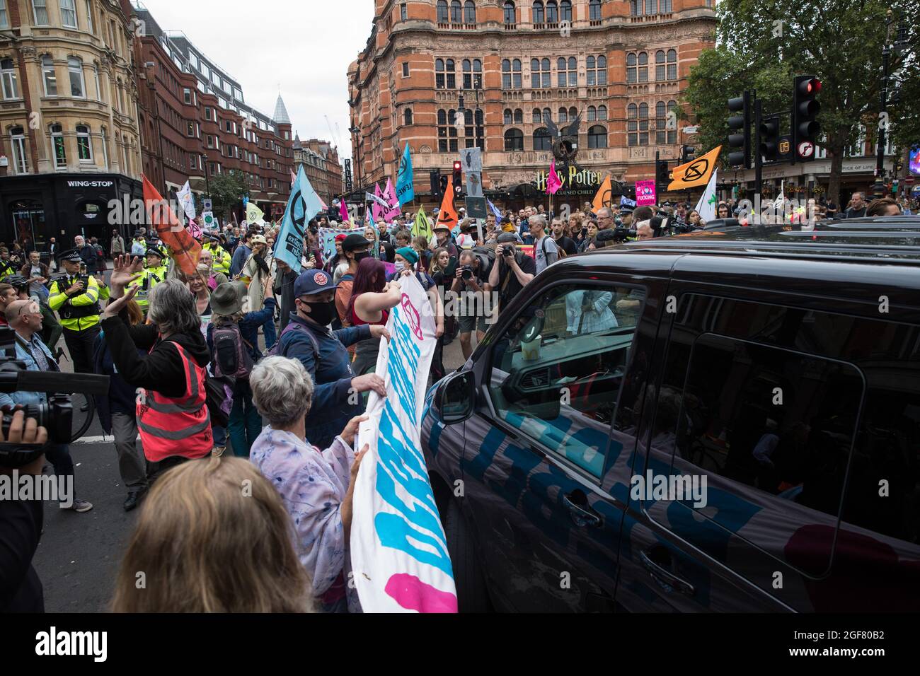 Londres, Royaume-Uni. 23 août 2021. Les activistes environnementaux de la rébellion des extinction bloquent temporairement la circulation à Cambridge Circus pendant la première journée de manifestations impossibles de la rébellion. Extinction la rébellion appelle le gouvernement britannique à mettre fin à tous les nouveaux investissements dans les combustibles fossiles avec effet immédiat. Crédit : Mark Kerrison/Alamy Live News Banque D'Images