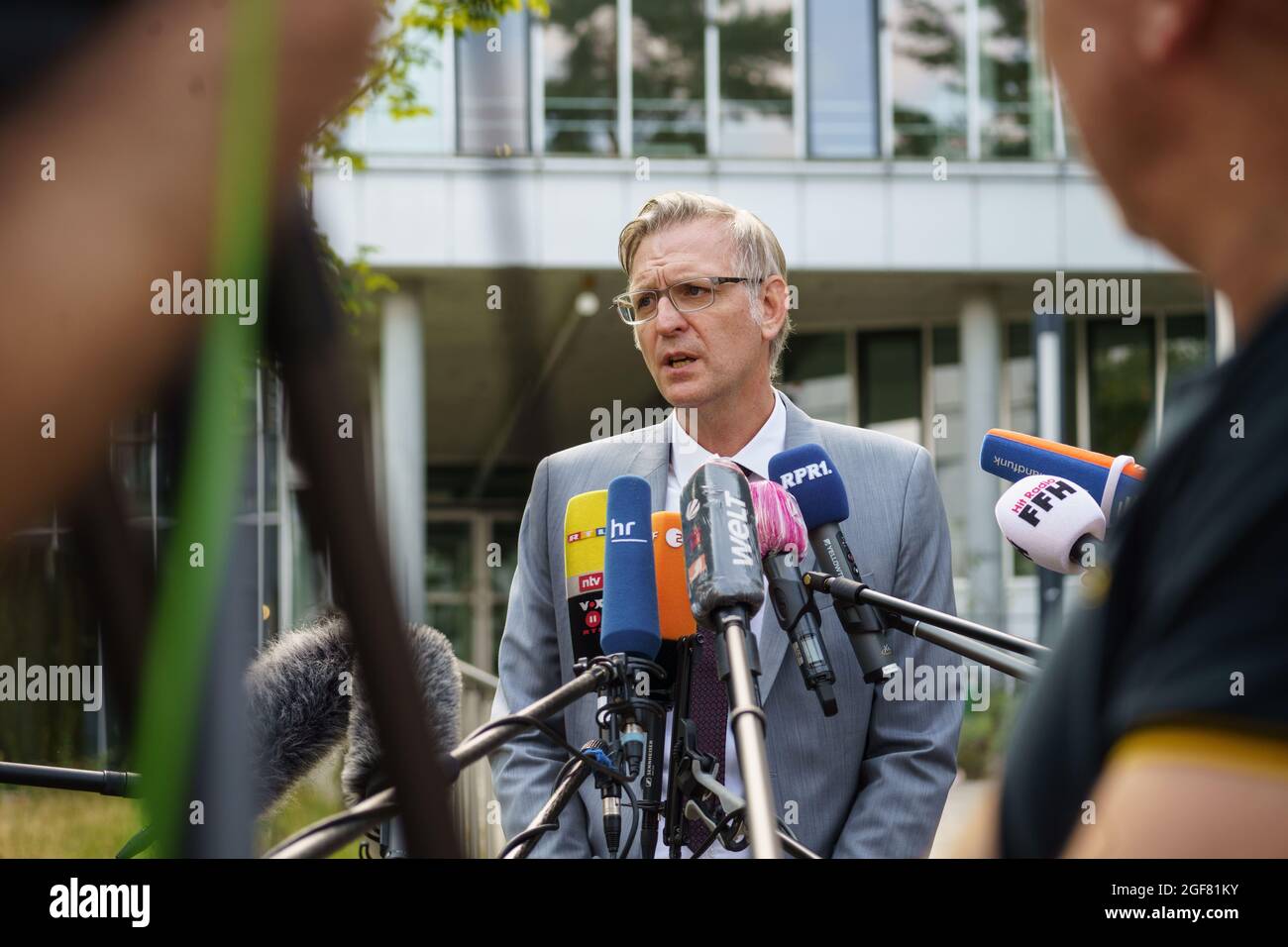 Darmstadt, Allemagne. 24 août 2021. Le procureur général en chef Robert Hartmann s'adresse aux représentants des médias devant le bâtiment L201 sur le campus Lichtwiese de la tu Darmstadt. La veille, six personnes avaient été amenées dans des cliniques où des symptômes d'empoisonnement comme un malaise et une décoloration étaient présents, un étudiant de 30 ans était dans un état critique. Credit: Frank Rumpenhorst/dpa/Alay Live News Banque D'Images