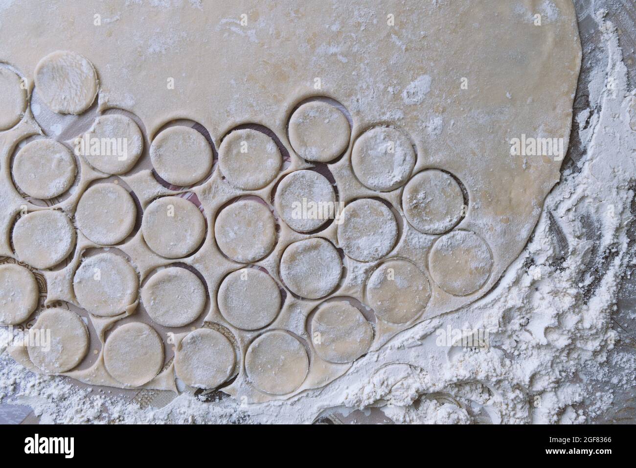 Sur la pâte roulée il y a de petits cercles pour la cuisson des boulettes amateurs de cuisine maison Banque D'Images