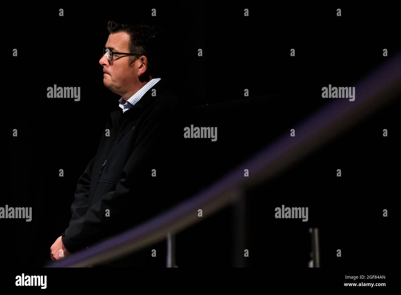 Melbourne, Australie, 10 octobre 2020. Le premier ministre de l'État de Victoria, Daniel Andrews, regarde Martin Foley parler aux médias au cours de sa 100e journée de conférence de presse consécutive. Victoria a enregistré 14 nouveaux cas de COVID-19 et 0 décès en une nuit. Le premier ministre a été interrogé au sujet d'une lettre envoyée par le commissaire de la gestion des urgences de l'État de Victoria, Andrew Crisp, à l'enquête de quarantaine de l'hôtel. M. Crisp a publié une lettre rectifiant son propre témoignage qu'il a fourni des séances d'information au ministre de la police quelques jours avant l'établissement du programme de quarantaine des hôtels bâchés. Crédit : Dave Helison/Speed Media/Alamy Live New Banque D'Images