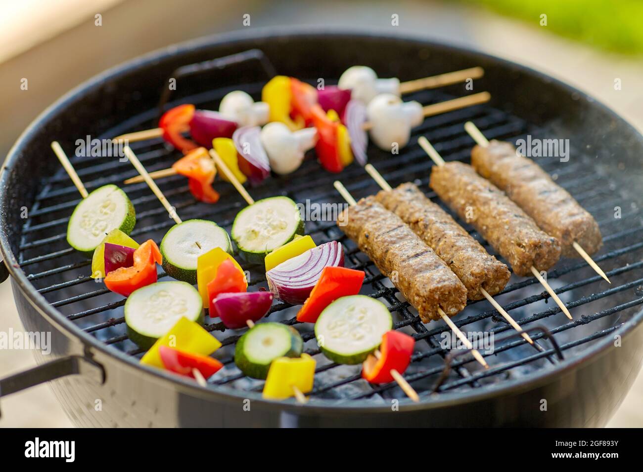 griller de la viande et des légumes sur le gril Banque D'Images