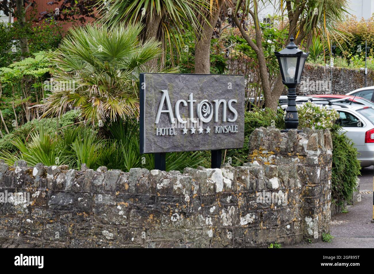 Kinsale, Irlande- 13 juillet 2021: Le panneau pour Actons Hotel Kinsale dans le pays de Cork Banque D'Images