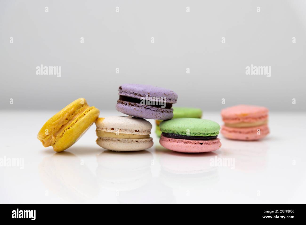 macarons multicolores dans une table blanche, parfaits pour un cadeau Banque D'Images