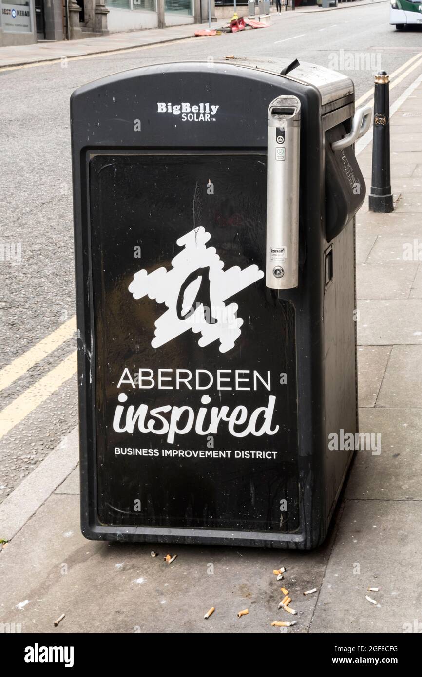 Publicité pour le quartier d'amélioration des affaires d'Aberdeen, sur le côté du compacteur de déchets à énergie solaire Big Belly. Banque D'Images