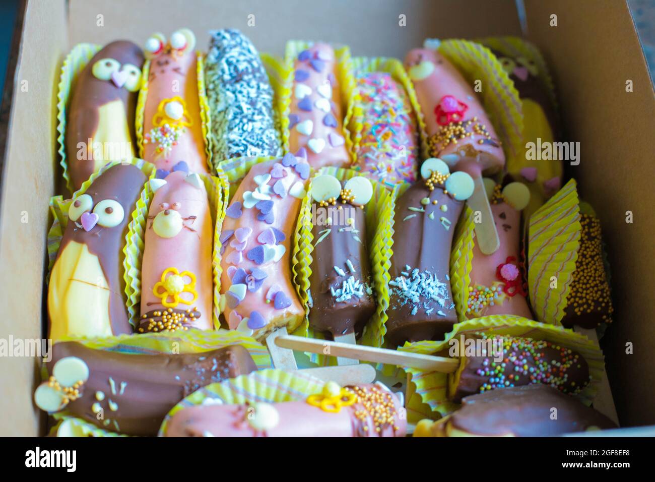 moitiés de bananes décorées au chocolat Banque D'Images