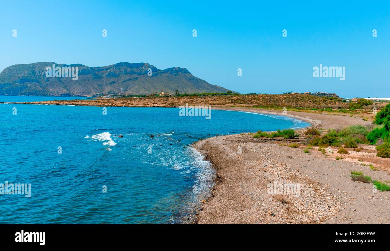 Une vue panoramique sur la plage solitaire d'El Rafal, à Aguilas, sur la côte de la Costa Calida, région de Murcie, Espagne, avec la montagne du Cap de Cope Banque D'Images