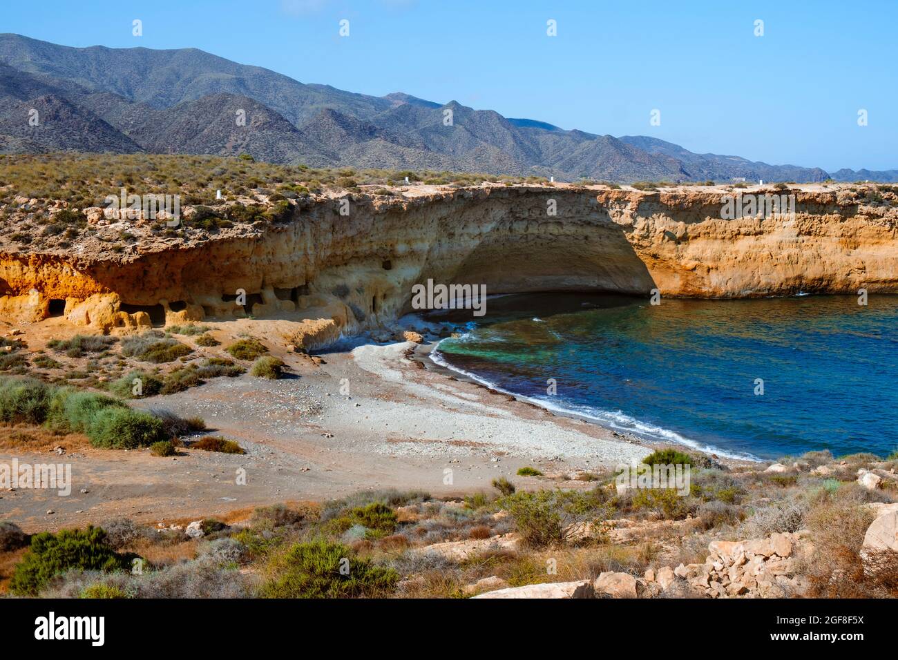 Une vue sur la plage de Cala Blanca, à Lorca, sur la côte de la Costa Calida, région de Murcie, Espagne, avec la chaîne de montagnes de Calnegre en arrière-plan Banque D'Images