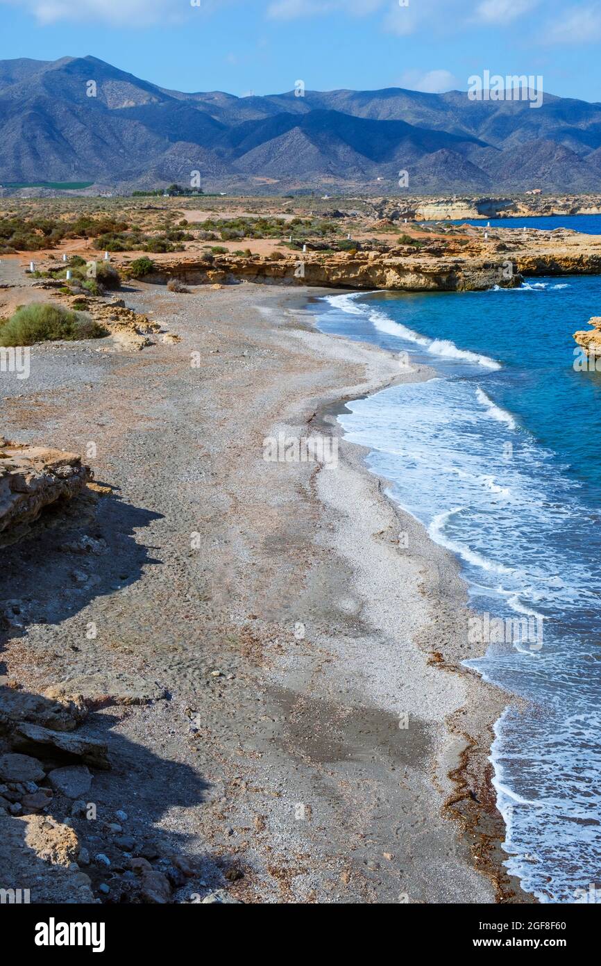 Une vue sur la plage de la Galera, à Aguilas, sur la côte de la Costa Calida, région de Murcie, Espagne, mettant en évidence la chaîne de montagnes de Calnegre en arrière-plan Banque D'Images