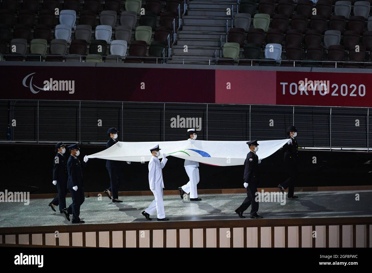 Tokyo, Japon. 24 août 2021. Le drapeau paralympique est porté sur scène lors de la cérémonie d'ouverture des Jeux paralympiques de Tokyo de 2020 à Tokyo, au Japon, le 24 août 2021. Crédit: Cheong Kam Ka/Xinhua/Alay Live News Banque D'Images