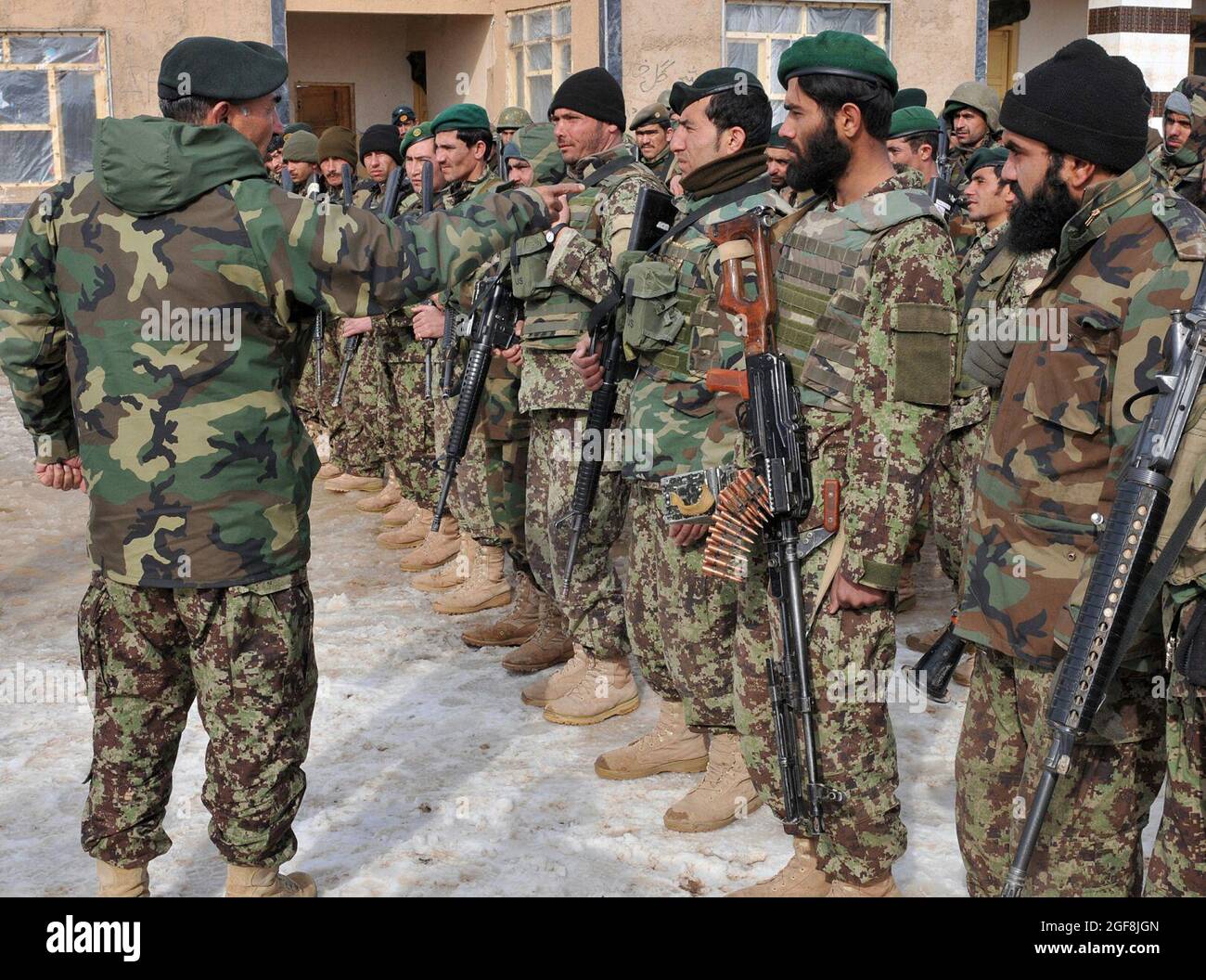 Armée nationale afghane Brig. Le général Dauransha Shazada, commandant du 207e corps de l'ANA, s'adresse au premier peloton de l'ANA qui sera établi en permanence dans le district de Chagcharan, province de Ghowr, en Afghanistan, le 31 janvier 2011. Le général Shazada a déclaré aux soldats qu’il était fier d’eux et que le moment où la photo a été prise, il disait à un soldat que ce sera lui, et ceux comme lui, qui façonneront l’avenir de l’Afghanistan. (É.-U. Photo de la Force aérienne/Tech. Sgt. Kevin Wallace) Banque D'Images