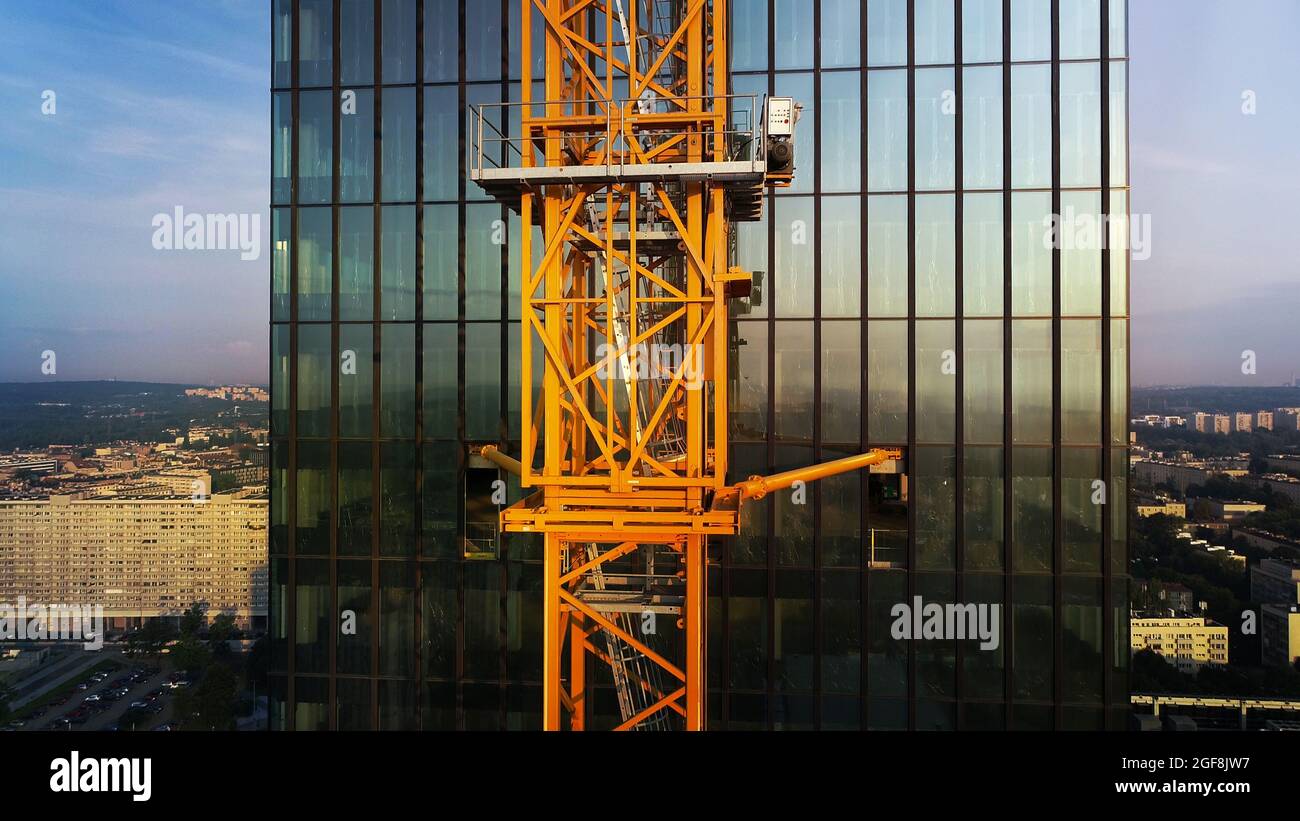 Vue aérienne du gratte-ciel d'affaires en construction. Construction d'un bâtiment moderne en verre de haute hauteur avec des appartements de plusieurs étages. Banque D'Images