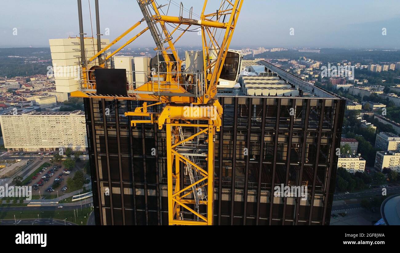 Vue aérienne du gratte-ciel d'affaires en construction. Construction d'un bâtiment moderne en verre de haute hauteur avec des appartements de plusieurs étages. Banque D'Images