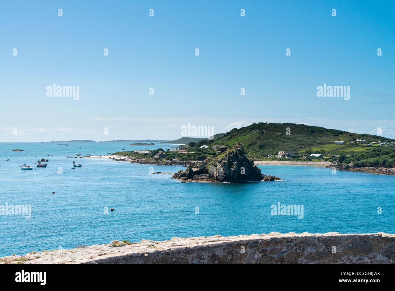 Bateaux à l'ancre au large de la côte de Bryher, les îles de Scilly Banque D'Images