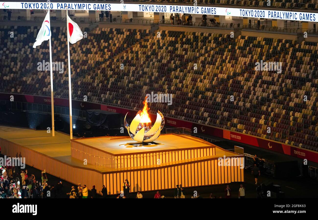 Tokyo, Japon. 24 août 2021. Le chaudron est allumé lors de la cérémonie d'ouverture des Jeux paralympiques de Tokyo de 2020 à Tokyo, au Japon, le 24 août 2021. Credit: Zhang Cheng/Xinhua/Alay Live News Banque D'Images