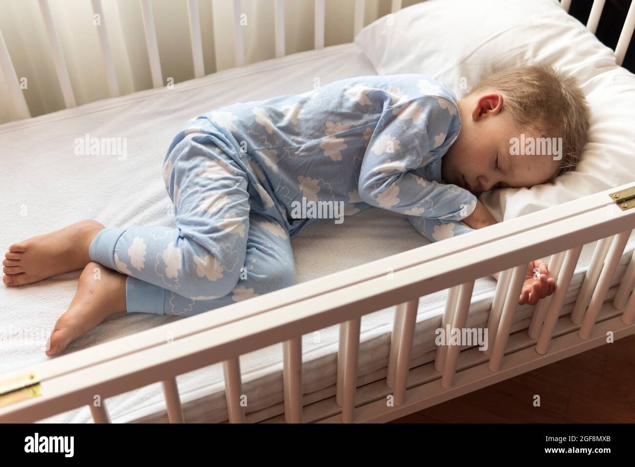 Vue Du Haut Mignon Petit 2 3 Ans Enfant Enfant D Age Prescolaire Dormir Doucement Dans Un Lit De Bebe Blanc Pendant Le Dejeuner Temps De Repos Dans Un Pyjama Bleu Avec Un Oreiller