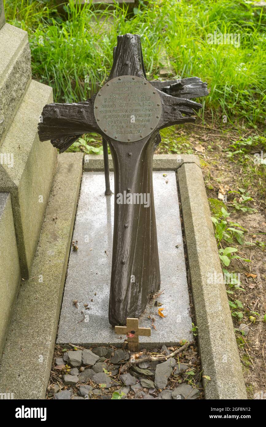 La tombe dans le vieux cimetière de Southampton du chef de l'escadron de la RAF Edwin Rowland Moon DSO. Le propulseur provient de l'avion dans lequel il est mort en 1920. Banque D'Images