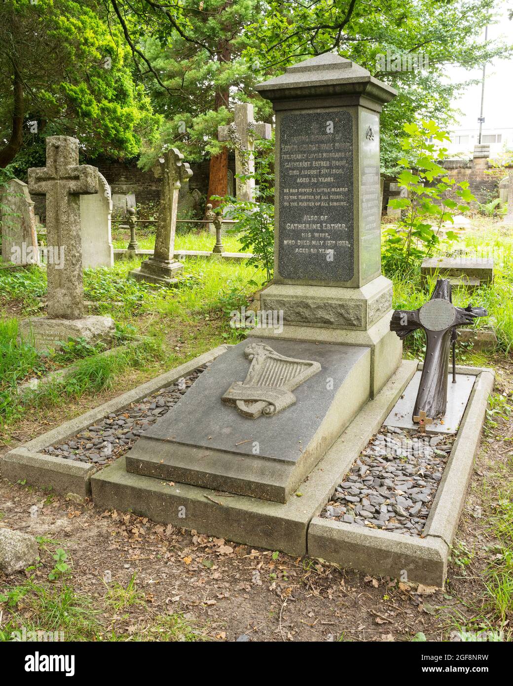 Tombe dans le vieux cimetière de Southampton d'EG Moon et son fils chef d'escadron de la RAF ER Moon. Le propulseur provient de l'avion dans lequel ER Moon est mort 1920 Banque D'Images