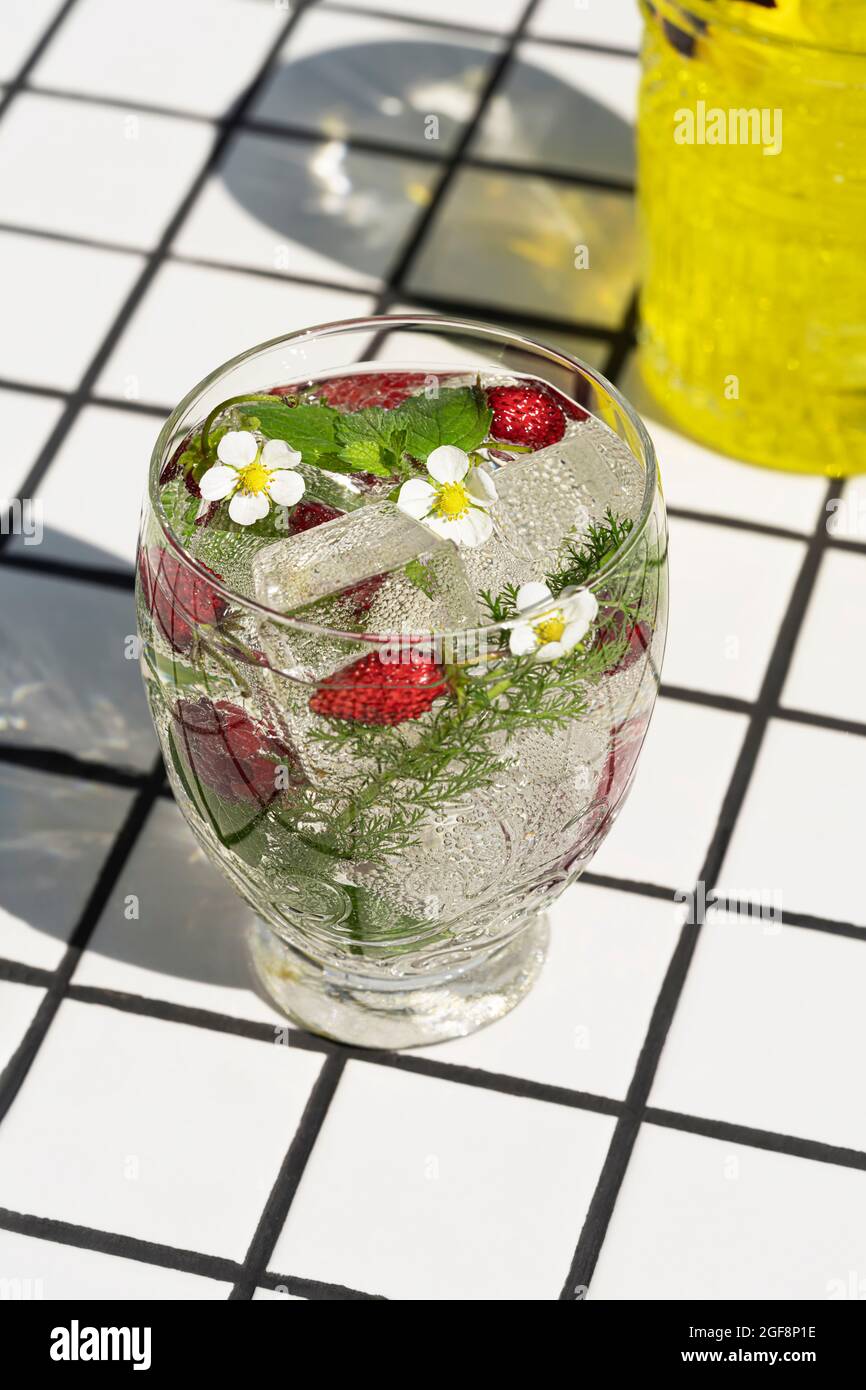 Deux cocktails aux baies sur fond de carreaux blancs. Vue de dessus. Banque D'Images