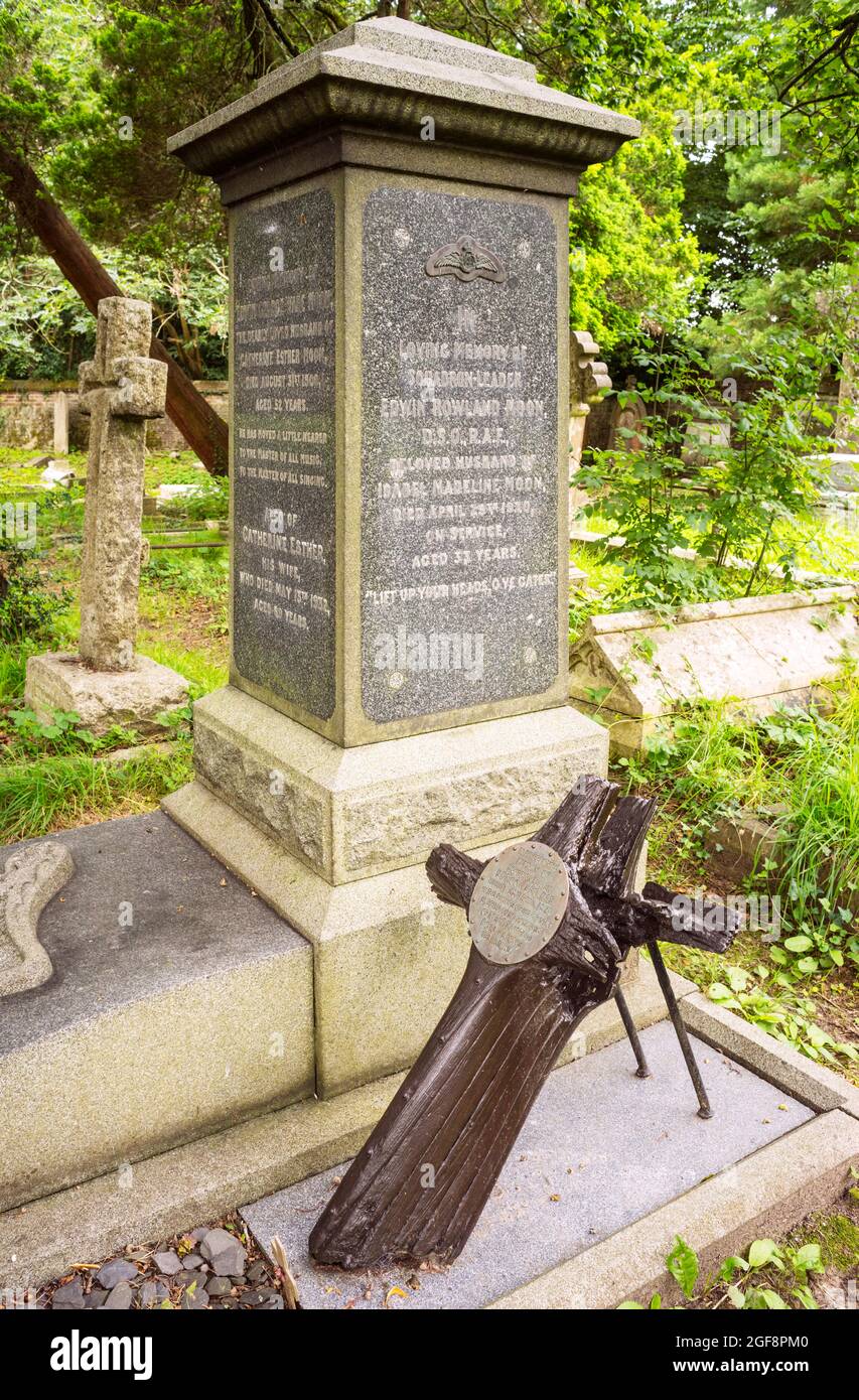 La tombe dans le vieux cimetière de Southampton du chef de l'escadron de la RAF Edwin Rowland Moon DSO. Le propulseur provient de l'avion dans lequel il est mort en 1920. Banque D'Images