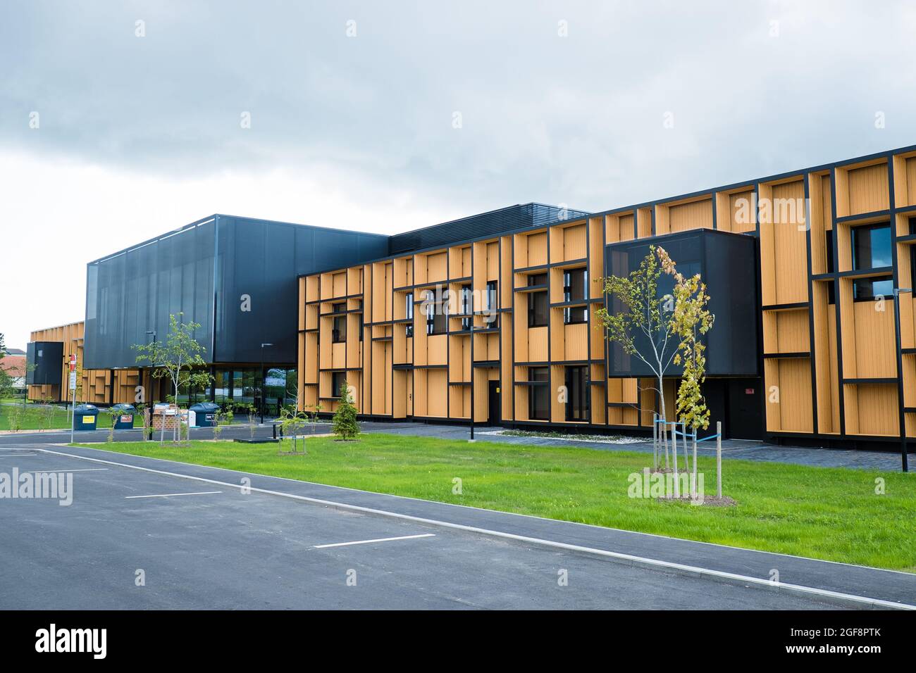 Kuressaare, Estonie - 23 août 2021 : bâtiment Saarema Gümnaasium (Saarema Gymnasium). Nouvelle école secondaire publique. Banque D'Images