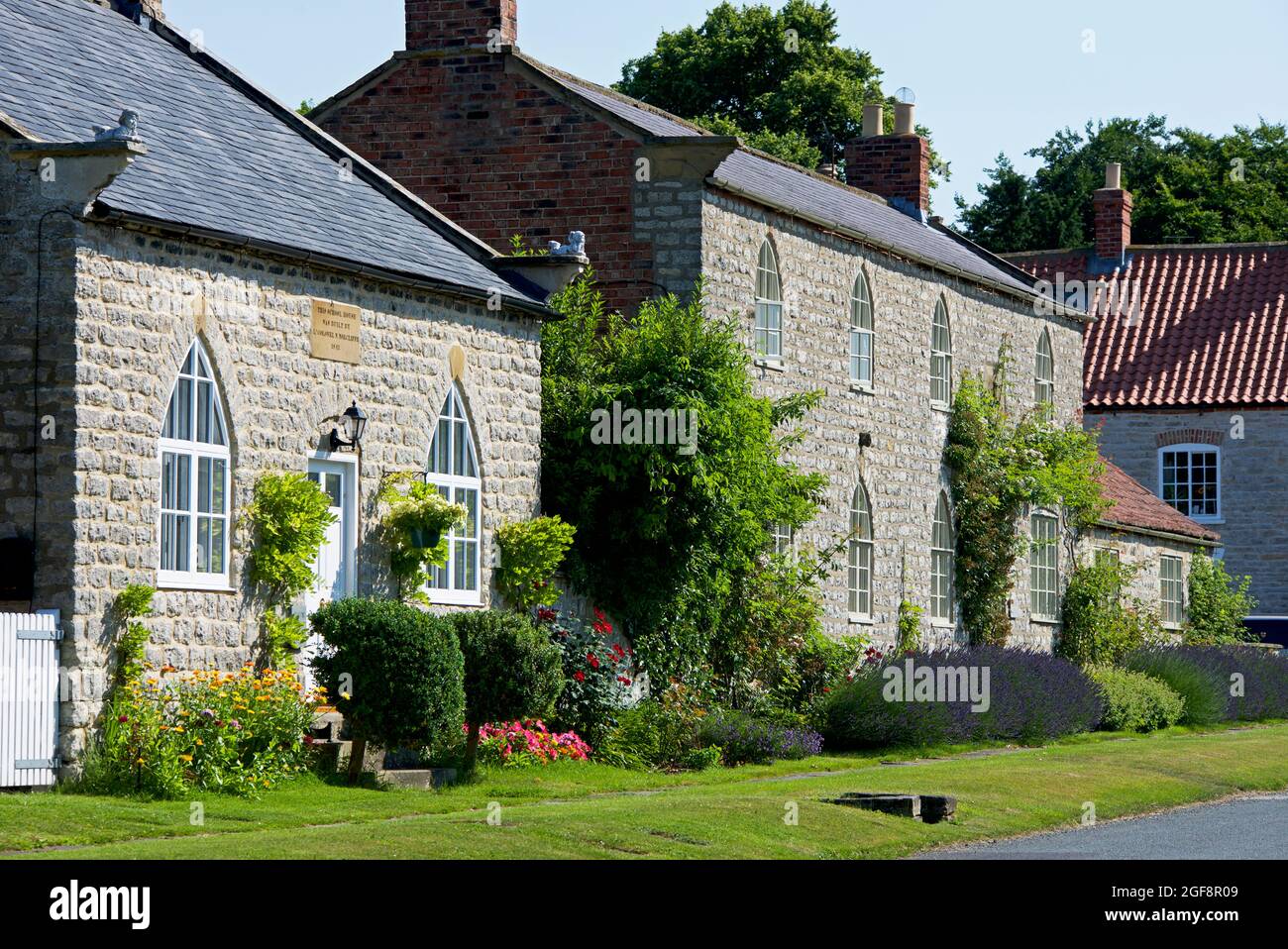 Cottages traditionnels en pierre dans le village de Langton, près de Malton, North Yorkshire, Angleterre Banque D'Images