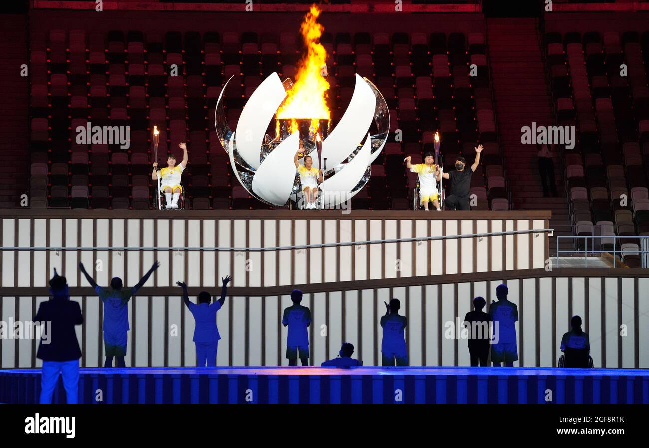 Tokyo, Japon. 24 août 2021. Le chaudron est allumé lors de la cérémonie d'ouverture des Jeux paralympiques de Tokyo de 2020 à Tokyo, au Japon, le 24 août 2021. Credit: CAI Yang/Xinhua/Alay Live News Banque D'Images