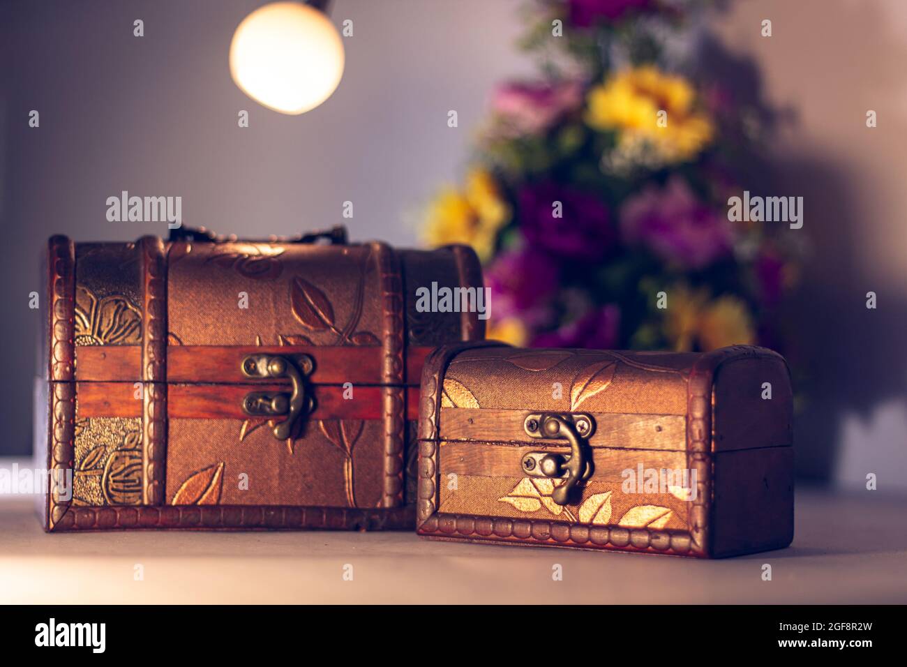 Boîtes en bois pour accessoires de différentes tailles sur un fond flou Banque D'Images