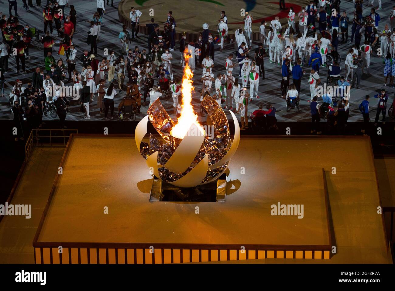 Tokyo, Japon. 24 août 2021. Le chaudron est allumé lors de la cérémonie d'ouverture des Jeux paralympiques de Tokyo de 2020 à Tokyo, au Japon, le 24 août 2021. Credit: Xiong Qi/Xinhua/Alay Live News Banque D'Images
