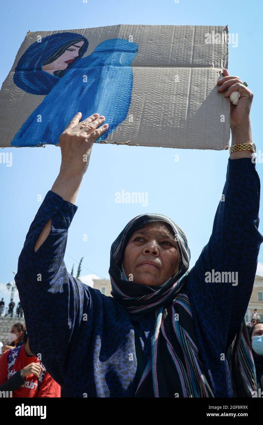Les réfugiés afghans vivant en Grèce protestent contre la reprise du contrôle par les talibans de leur pays le 19 août 2021 à Athènes, en Grèce. Banque D'Images