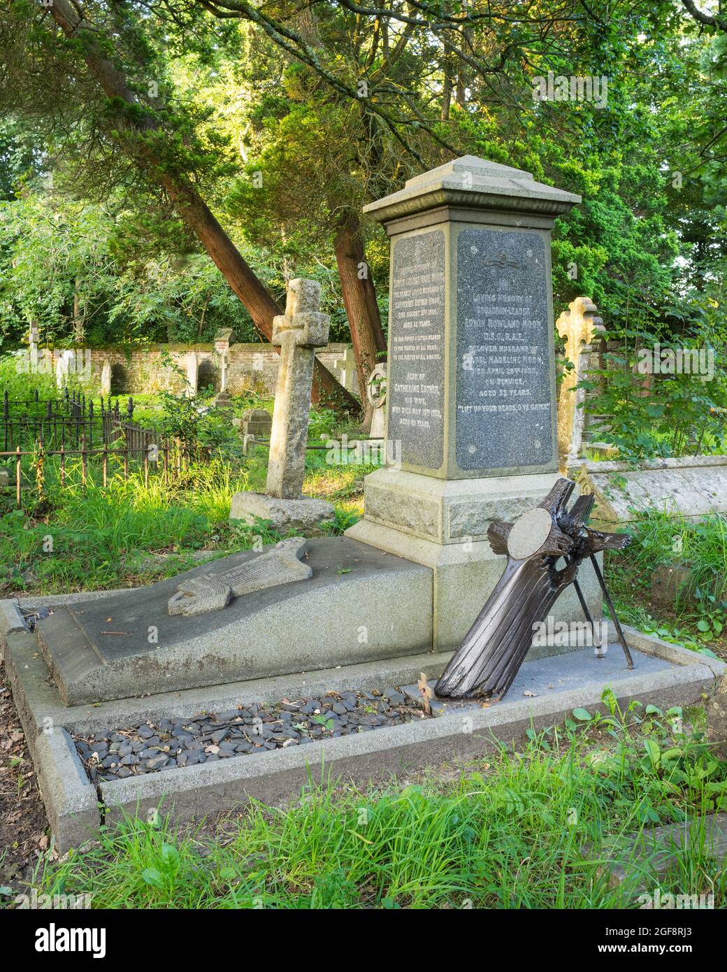 La tombe dans le vieux cimetière de Southampton du chef de l'escadron de la RAF Edwin Rowland Moon DSO. Le propulseur provient de l'avion dans lequel il est mort en 1920. Banque D'Images