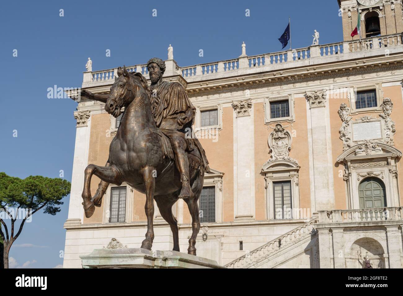 La réplique de la statue de l'empereur de Marcus Aurelius sur la Piazza del Campidoglio, Rome Banque D'Images