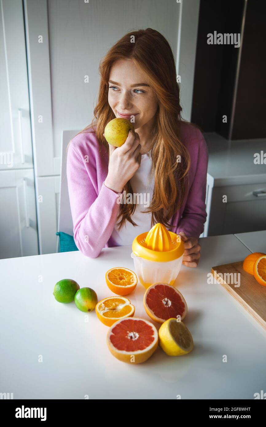 Gros plan photo d'une femme pressant du jus frais. Fruits frais. Repas sain. Une alimentation saine. Jus de fruits. Banque D'Images