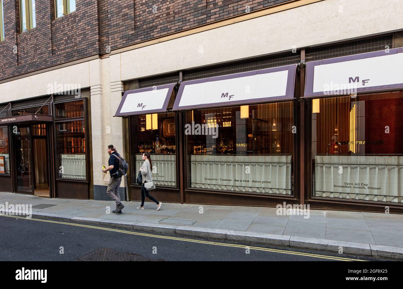 Maison Francois, 34 Duke St James, Londres ; une brasserie française haut de gamme ouverte toute la journée Banque D'Images