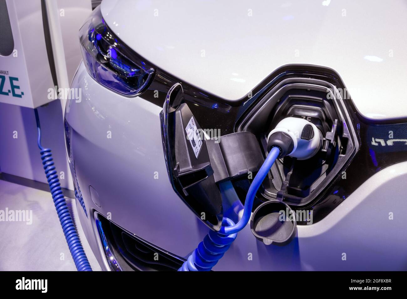 Chargeur sur la voiture électrique Renault Zoe ZE présenté au salon  automobile Autosalon de Bruxelles Expo. Belgique - 12 janvier 2016 Photo  Stock - Alamy
