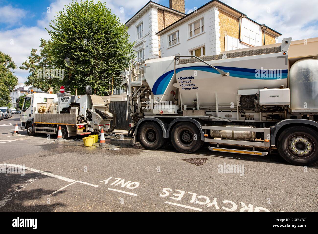 Camion-pompe à béton Schwing stationné sur la route à Chelsea, Londres Banque D'Images
