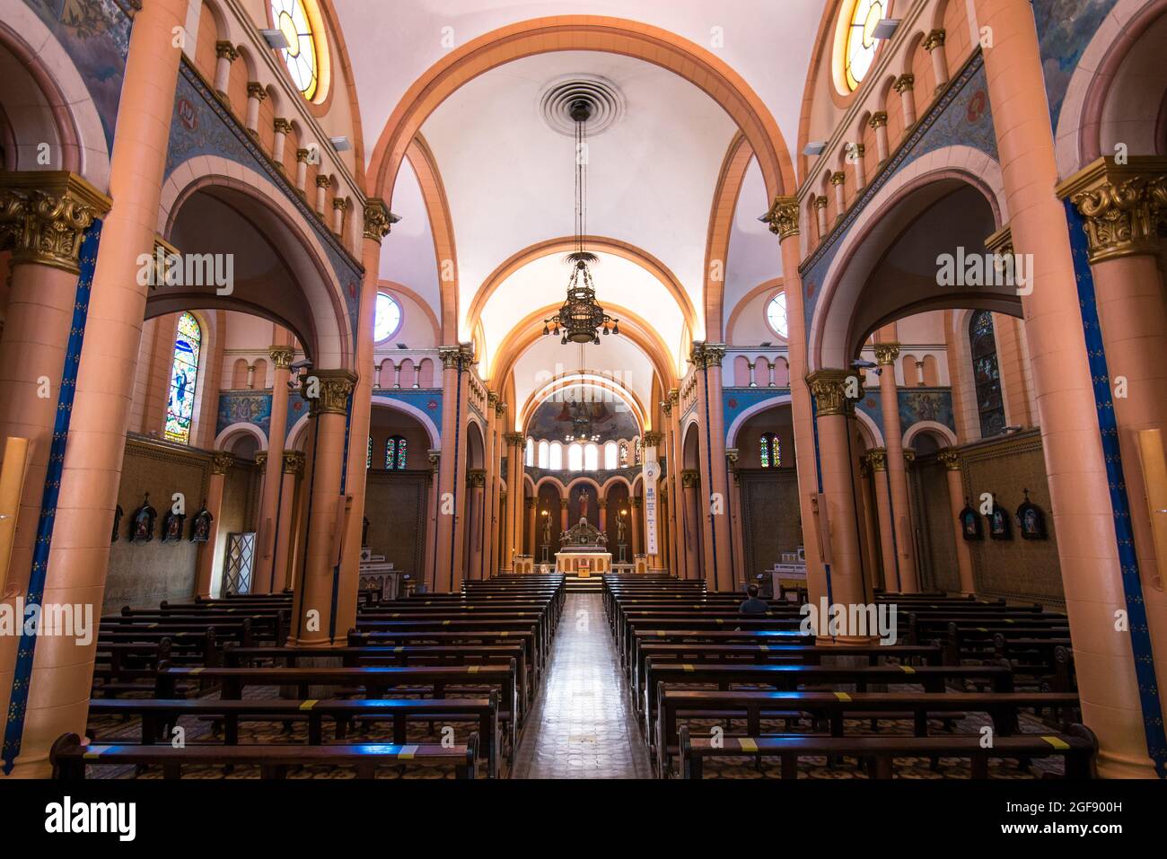 Rio de Janeiro, Brésil - 30 janvier 2021 : intérieur de l'église catholique notre Dame de la paix dans le quartier d'Ipanema. Banque D'Images