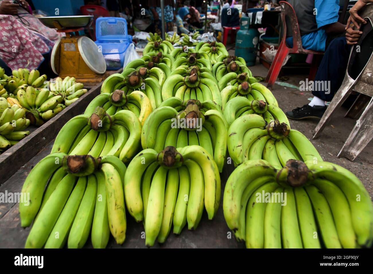 Vendre des bananes cavendish fraîches et mûres et d'autres fruits sur un marché humide local à Narathiwat, en Thaïlande du Sud. Banque D'Images